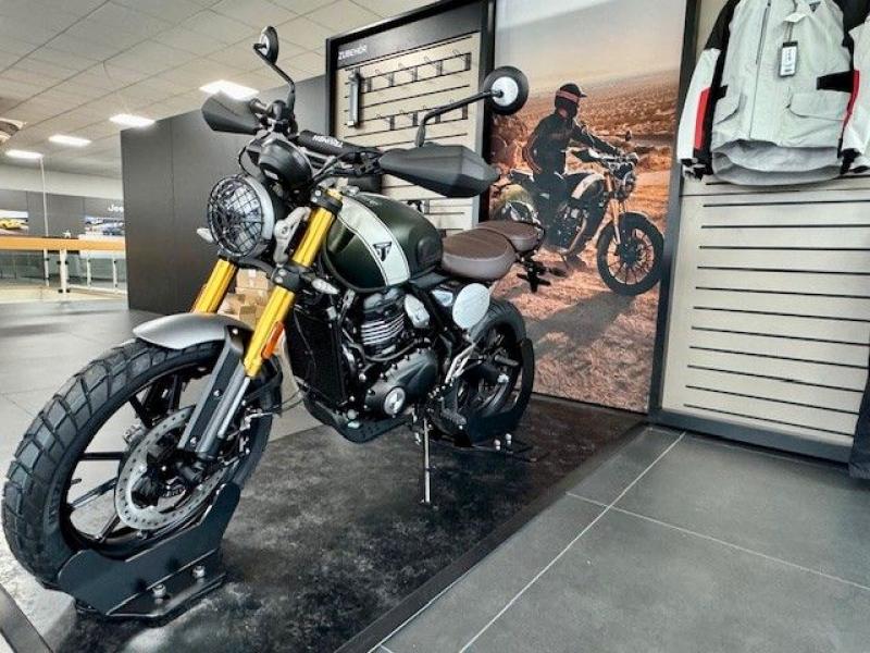 TRIUMPH  Scrambler 400 X, Matt Khaki Green / Fusion White