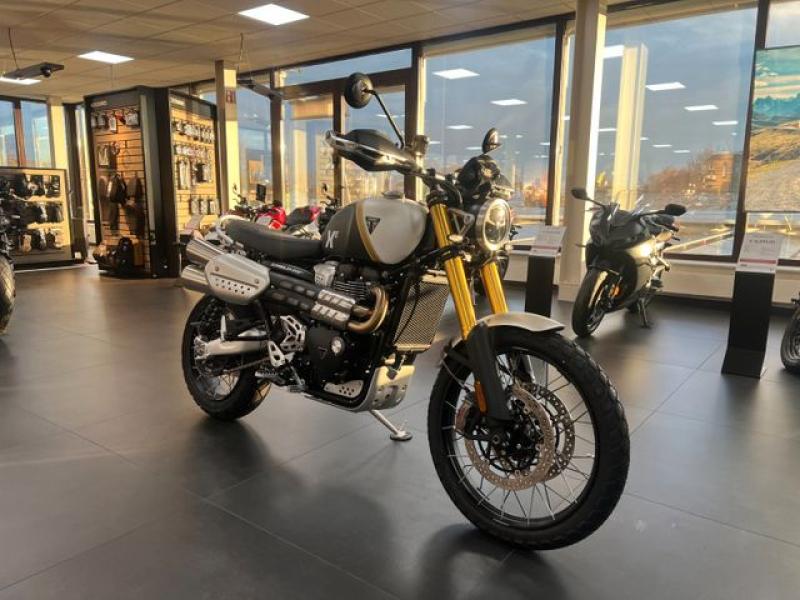 TRIUMPH  Scrambler 1200 XE, Matt Khaki Green / Crystal White